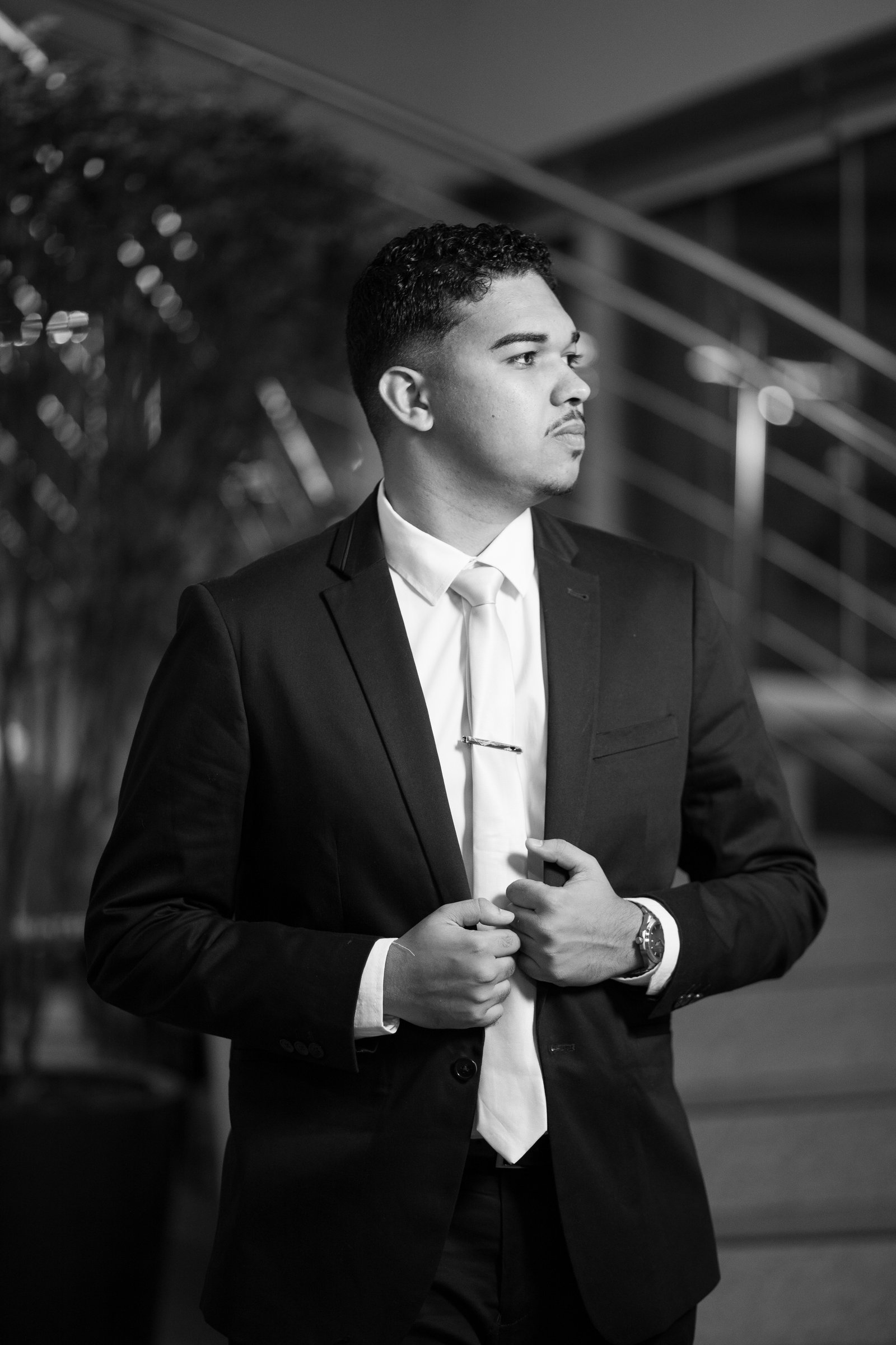 Pedro Gabriel, designer, em um retrato em preto e branco
